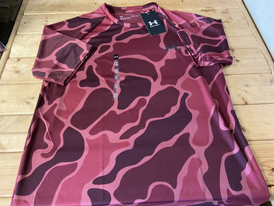 NEW MEN'S UNDER ARMOUR T SHIRT SIZE MD / M FUCHSIA/ BURGANDY W/PATHERN LOOSE FIT