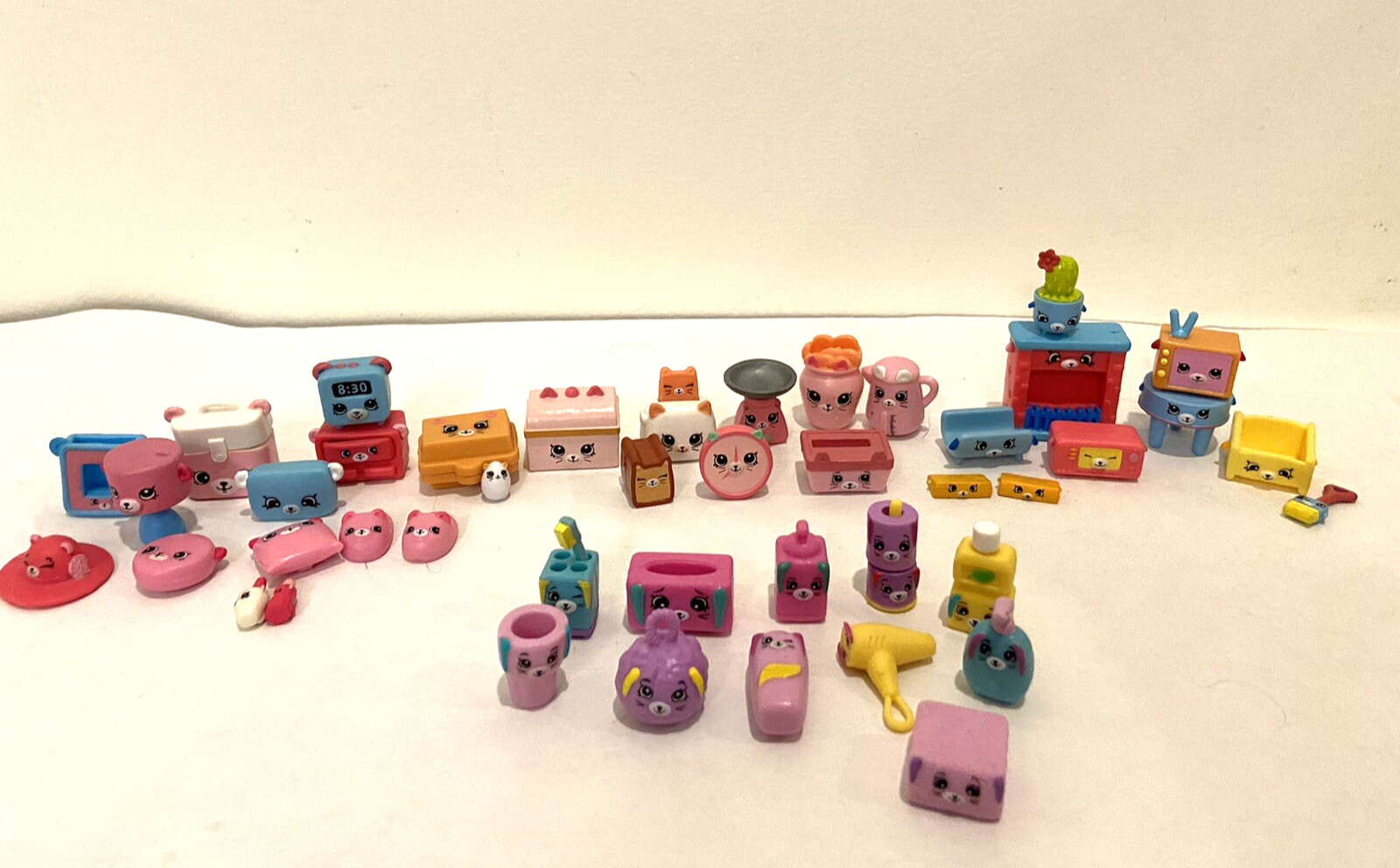Shopkins HAPPY PLACES Happy Home Playset Lot-Bedroom, Kitche