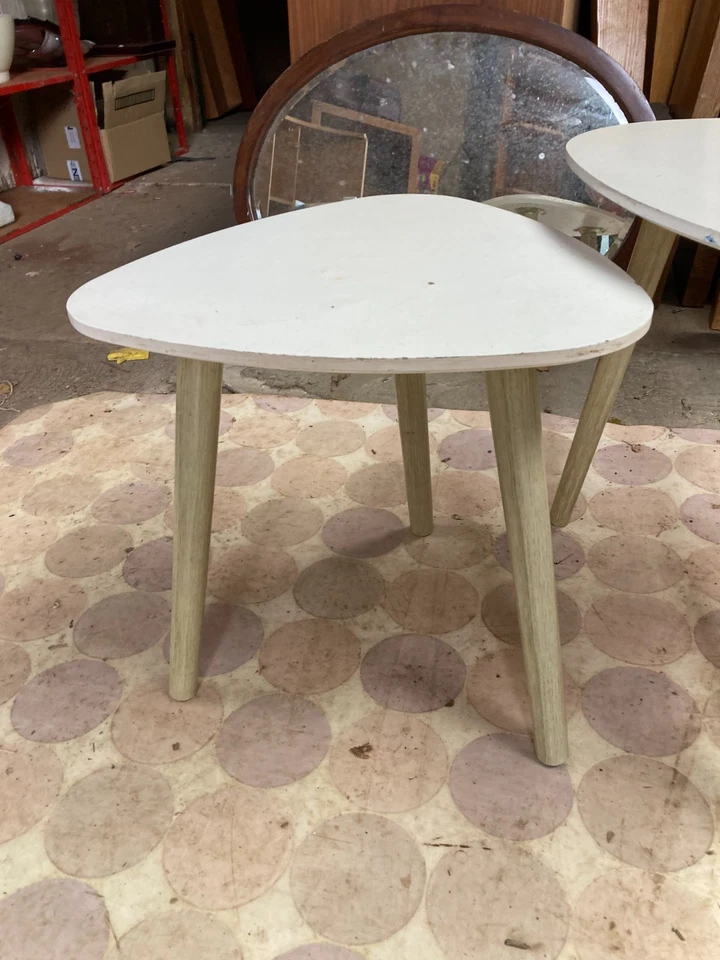 Vintage Mid Century Style White Painted Triangular Side Table x 2 Detachable Leg - Image 2 of 4