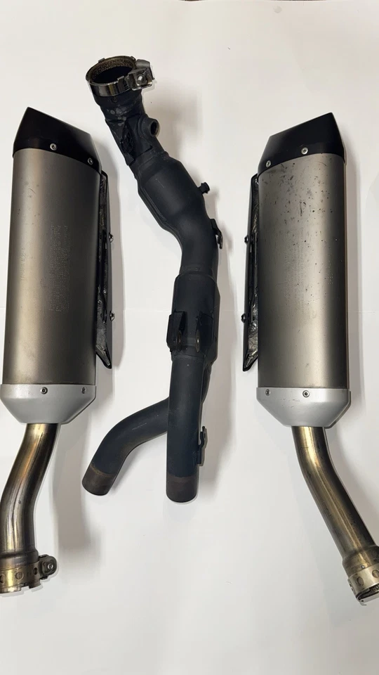 Silenciador de escape izquierdo y derecho Yamaha YZF R1 2007-2008 OEM y tubo medio OEM Foto 2 de 4
