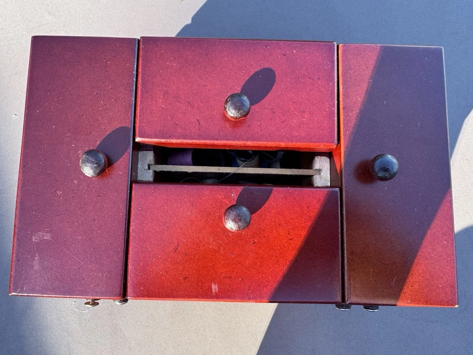 老式 Singer 木制缝纫盒带手风琴食物抽屉和大量线 — 第 4/4 张图片