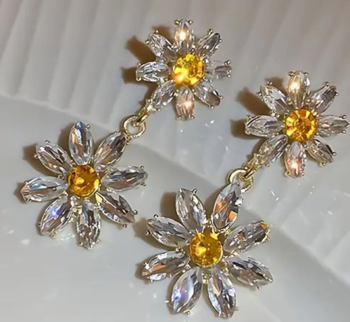 Double Daisy Dangle Earrings Clear & Yellow Rhinestones Cute Flowers Floral New. - Picture 5 of 7