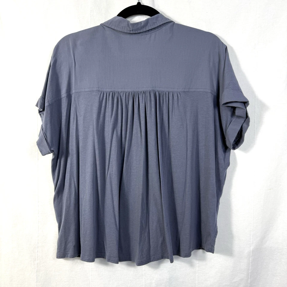 Camisa Espléndida Paige Para Mujer Talla M Azul Manga Corta Plisada Trasera Botón Delantero Foto 3 de 4