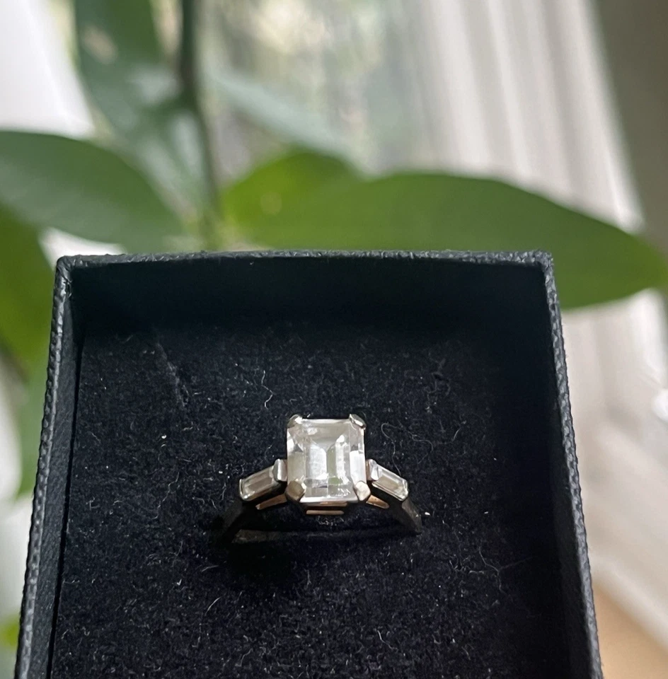 Кольцо из чистого золота 9 карат с клеймом и бесцветным камнем изумрудной огранки - 3,38 г - Изображение 2 из 4