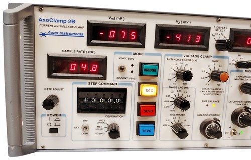 Axon Instruments AxoClamp 2b Current and Voltage Clamp - Picture 4 of 11