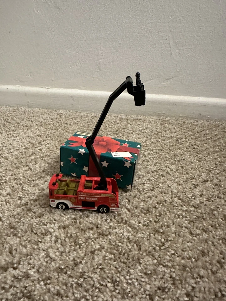 Matchbox Snorkel Fire Engine with Bucket Man with Gift Box - Image 2 of 4