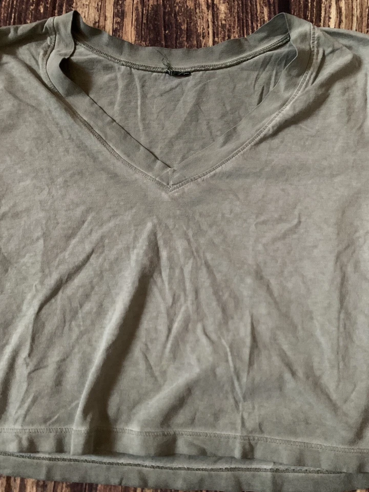 Pullover de entrenamiento gris ombre manga corta con cuello en V Target para mujer talla: M Foto 2 de 4