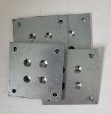 Jeu de 4 platines pour fixation piquet au sol 7 x 7 cm