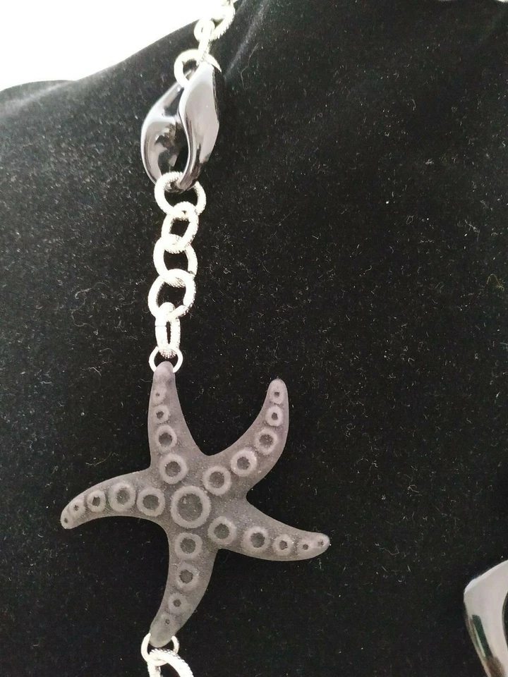 Fatto a mano. Lunga collana in resina nera, catena alluminio color argento - Immagine 4 di 4