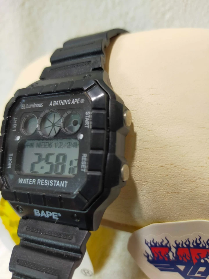 RELOJ BAPE DIGITAL COLECCIÓN VERANO 2020 A BATHING APE de Japón con pegatina Foto 4 de 4