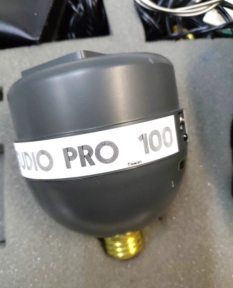 STUDIO PRO 100 920MDL Strobe Flash Bulbs & Lighting Kits for Photography - Image 2 of 4
