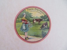 étiquette   de fromage forme  camembert fille bidon vaches