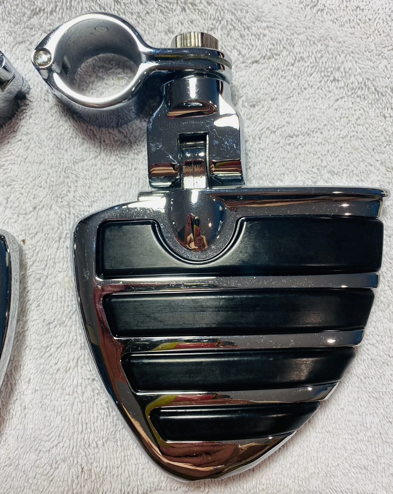 Kuryakyn - Clavijas de pie de ala, montaje de abrazadera para barras de carretera Harley Davidson Foto 3 de 4