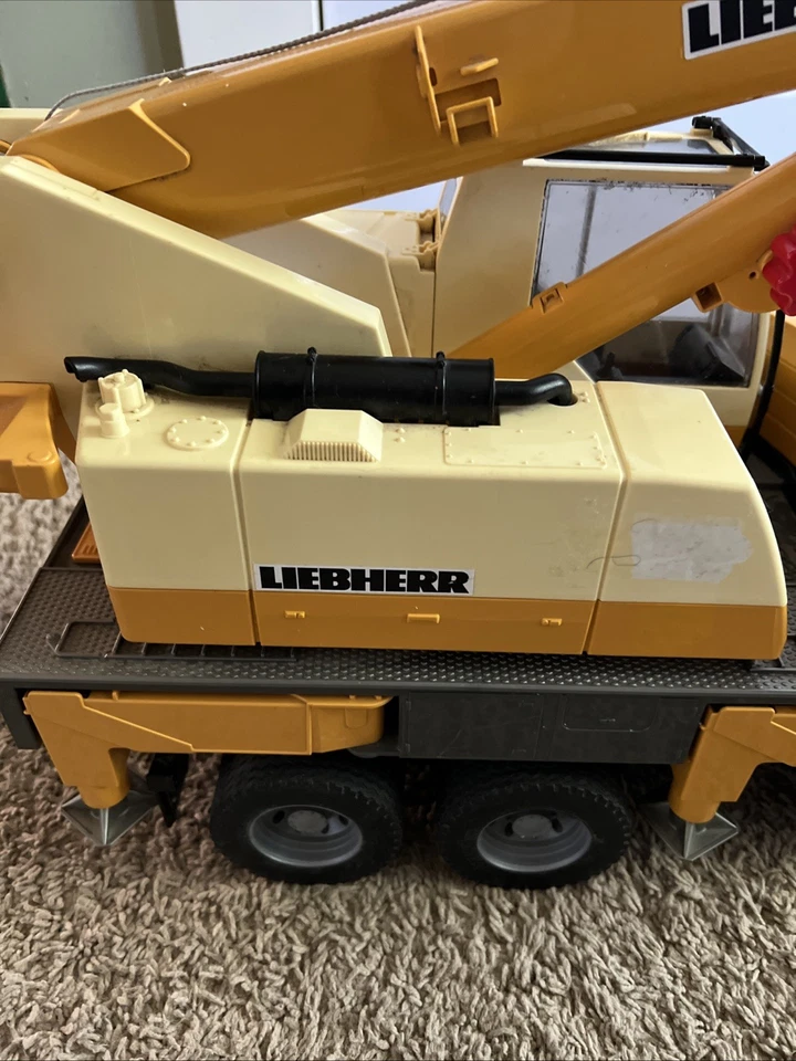 Bruder Mack Granite Liebherr Crane Truck 02818 Yellow 1:16 LTF 1045 Semi-Loader - Image 2 of 4
