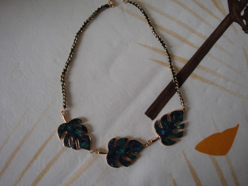 COLLIER FANTAISIE FEUILLES DE