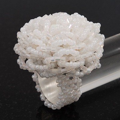 Großer Blumenstretchring mit schneeweißen Glasperlen