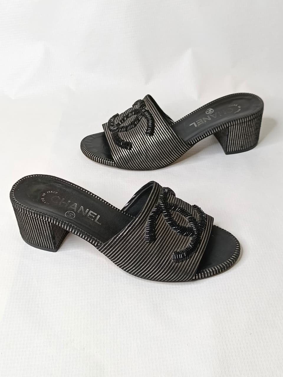 Sandalias Chanel con cuentas logotipo CC a rayas negras plateadas tacón bloque deslizables 36 C