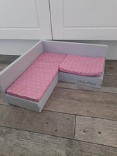 designa friend Puppen Ecksofa aus Holz mit 2 Kissen - Grau und Rosa