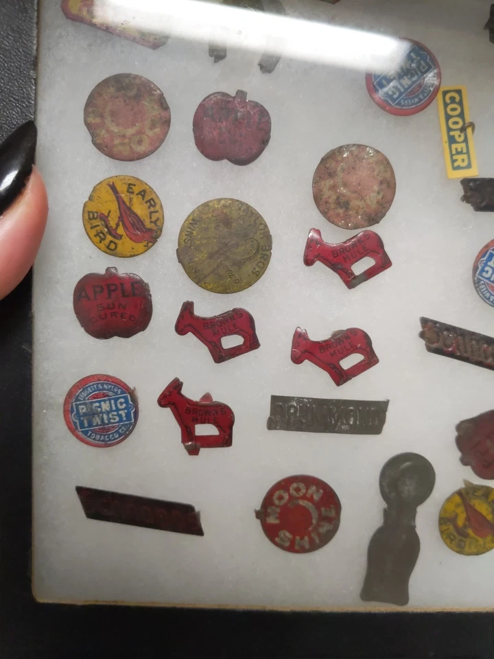 1890s 1900s Antique Tobacco Tin Charms Pins Vintage 57 Rare Pins  Foto 2 de 4