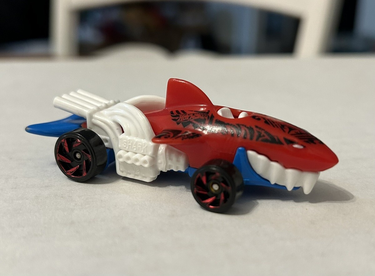 牛の乗り物 1986 Hot Wheels Shark V8 Car Red, White & Blue VINTAGE | eBay