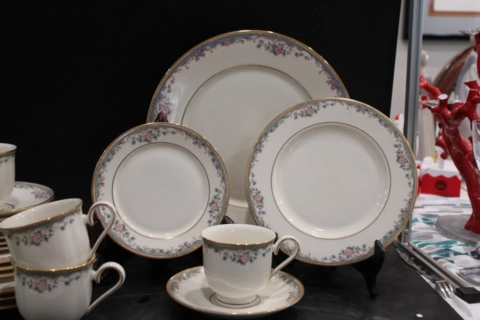 Lenox Spring Vista 4 -5 Piece Place Setting (20 Pieces ) - Image 3 of 4