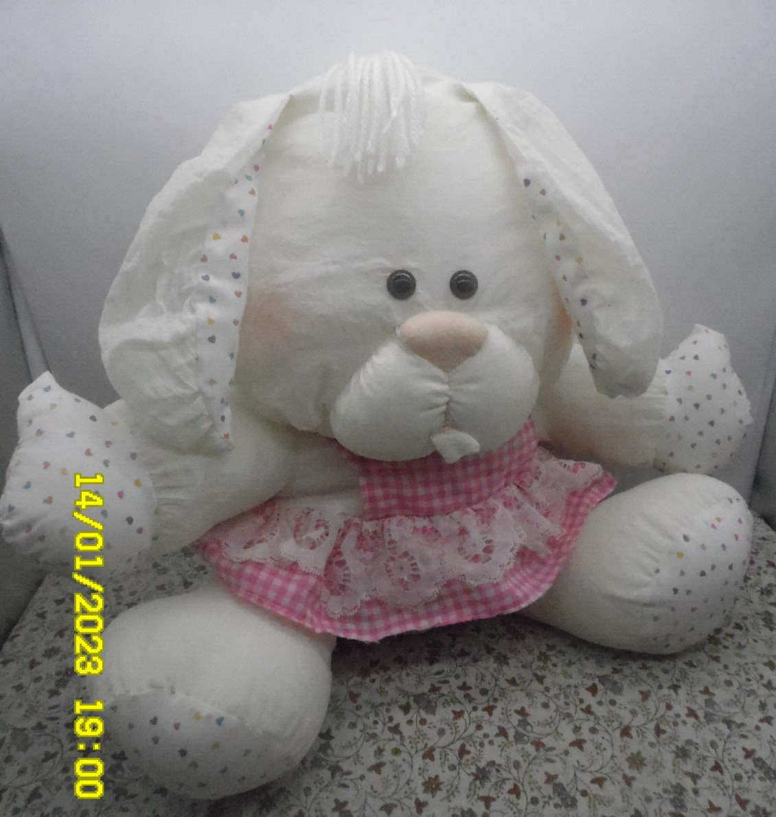 Doudou peluche chien Puffalump blanc et sa robe rose pleine d'amour