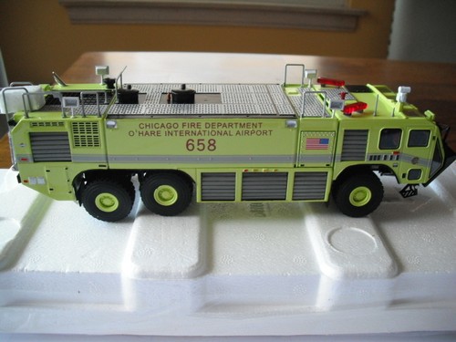 TWH OSHKOSH STRIKER 3000 CHICAGO FIRE DEPARTMENT O'HARE 658 DIE CAST 1/50 SCALE - Picture 5 of 9