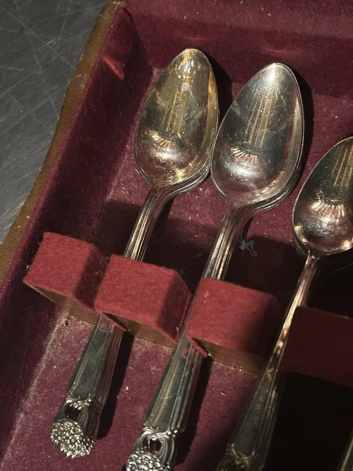 JUEGO DE 52 PIEZAS CUBIERTOS 1847 ROGERS ETERNAMENTE TUYOS PLATEADOS EN COFRE Foto 4 de 4