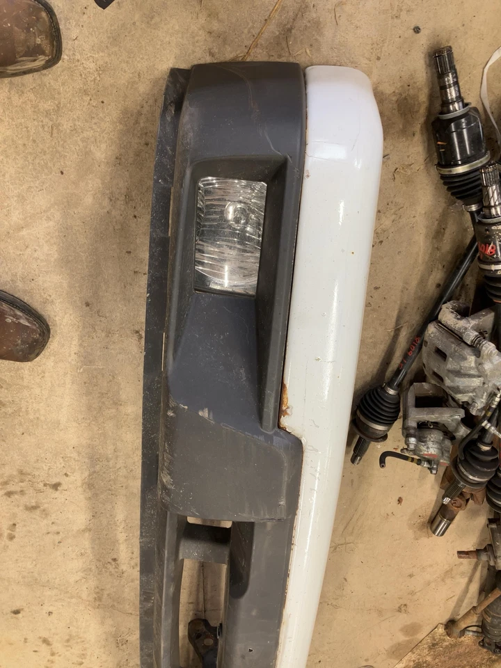 12 CHEVY COLORADO Front Bumper White - Imagem 3 de 4