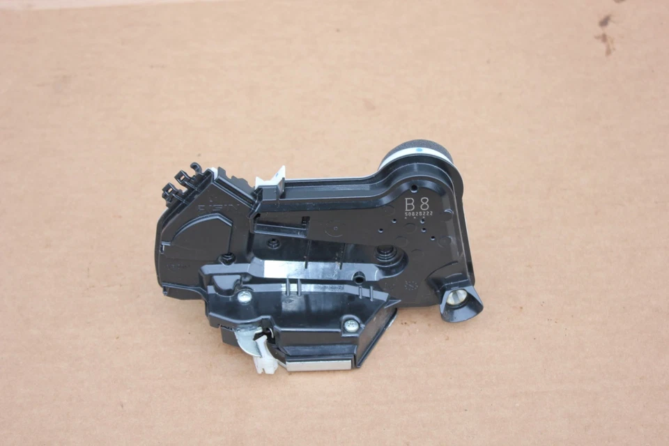 Actuador de cierre de puerta delantero izquierdo Toyota Prius V Mirai 2015-2015 69040-53130 Foto 3 de 4