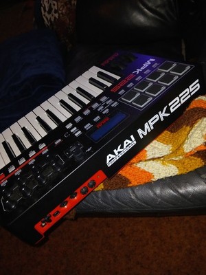 Akai Professional MPK225 25 Semi-Weighted Keys MIDI USB Keyboard Controller