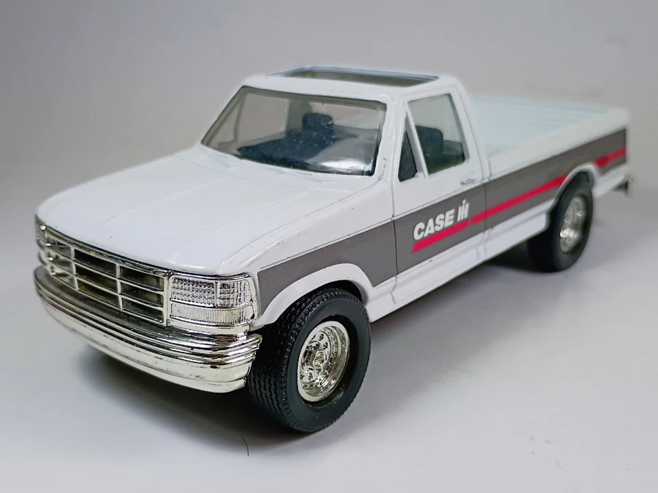 Ertle Ford F-250 Case IH Dealership Pick Up Truck 1/25 Scale. - Image 4 of 4
