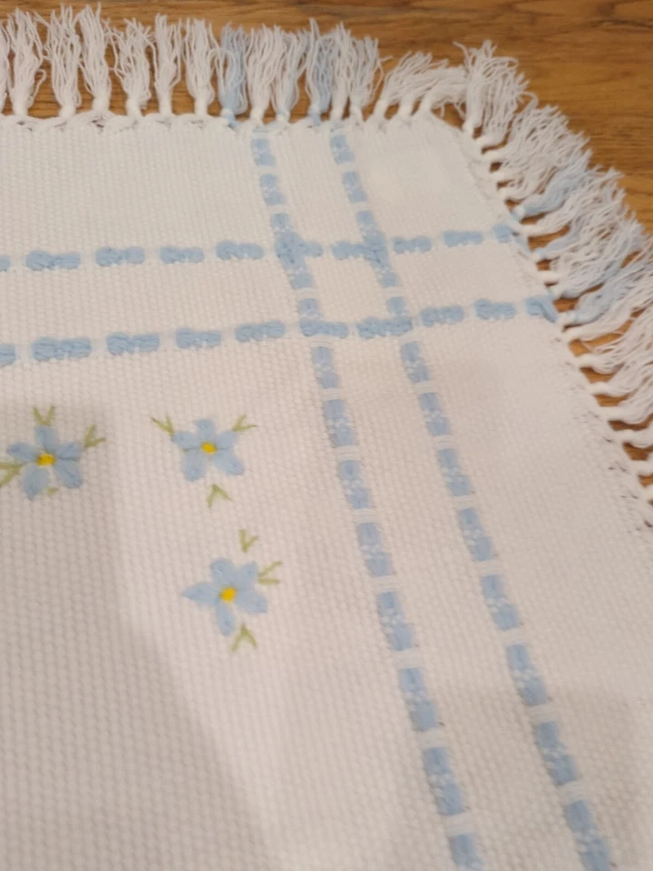 MANTA BEBÉ TEJIDA VINTAGE BLANCO ACRÍLICO AZUL FLORES RIBETE K50 Foto 4 de 4