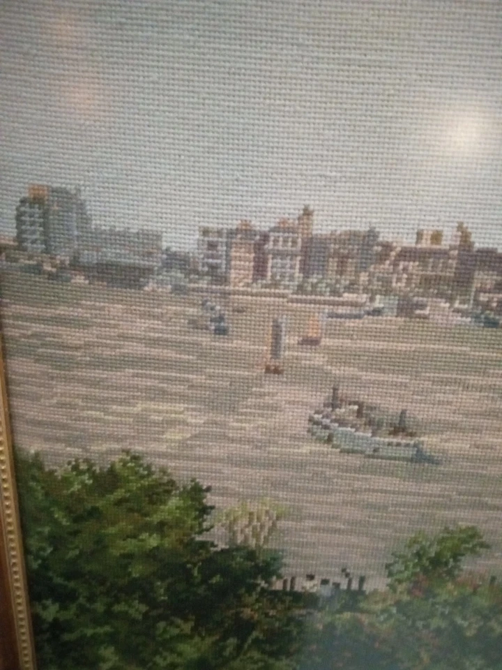 INCREÍBLE ESCENA BORDADA DE CIUDAD JUNTO AL AGUA Foto 4 de 4