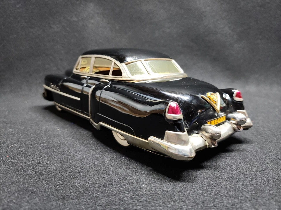 Cadillac Serie 62 1951 Marusan Tin Friction sedán 12" en negro Foto 3 de 4