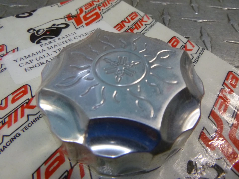 Хромированная крышка крышки тормозного резервуара передняя и задняя - для всех мотоциклов Yamaha - Изображение 2 из 3