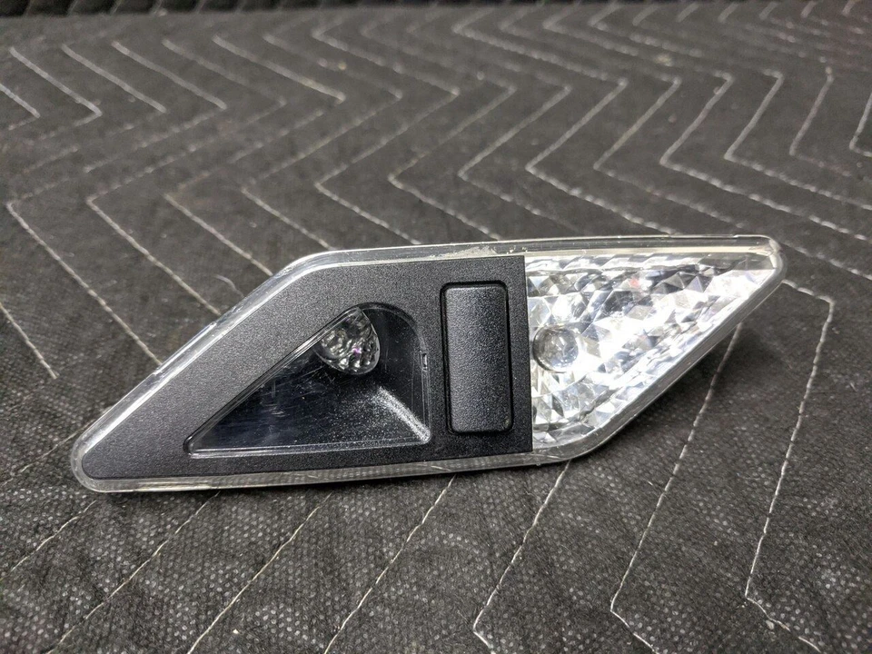 Задний правый внутренний фонарь для чтения BMW E46 3-Series 63318375586 - Изображение 2 из 3