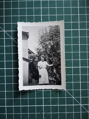 VR411 Foto um 1950 junge Frau im Garten