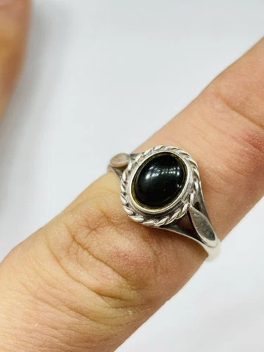 Vintage silver ring UK size O with black onyx