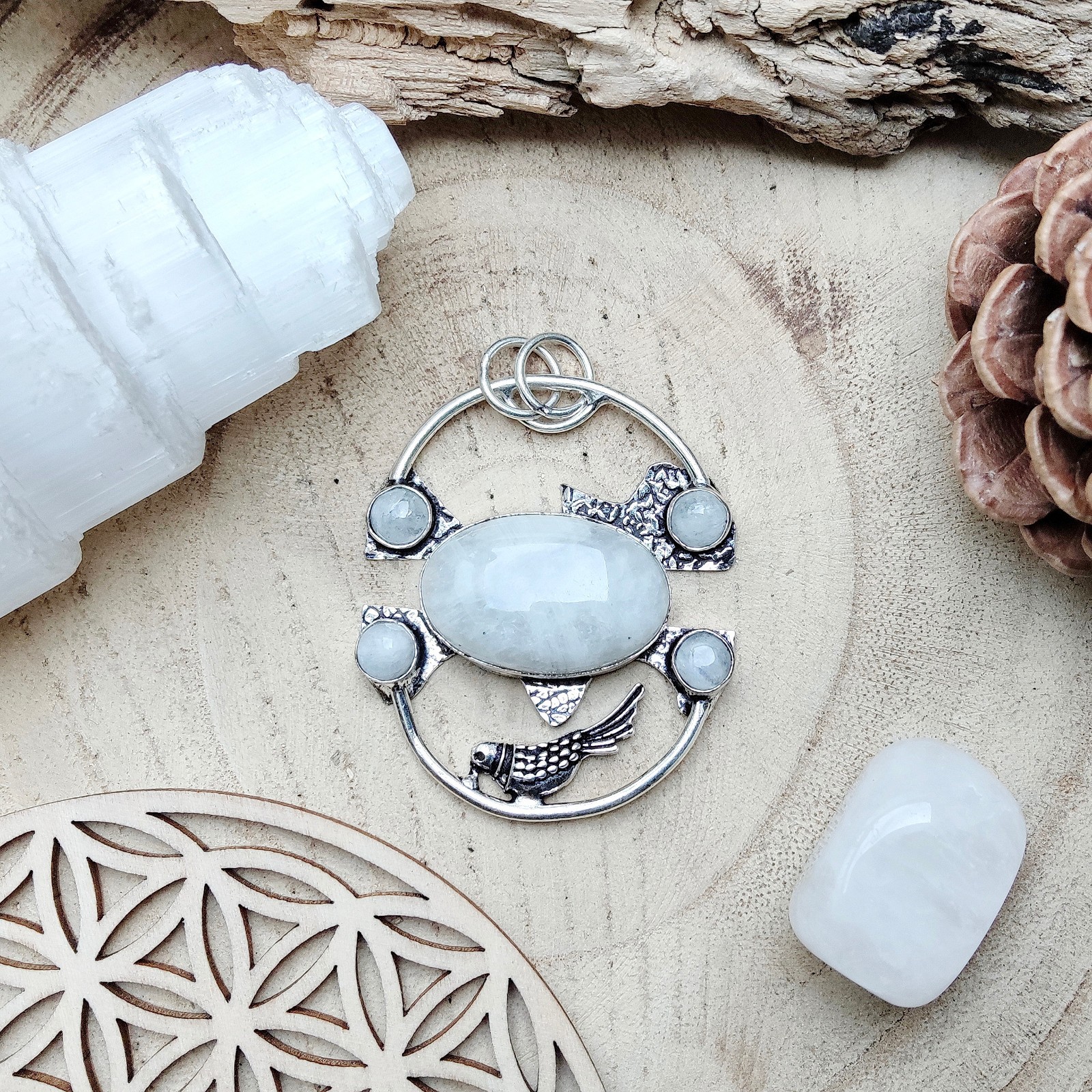 Pendentif oiseau argent et pierre de lune pour illuminer votre style bohème chic au quotidien