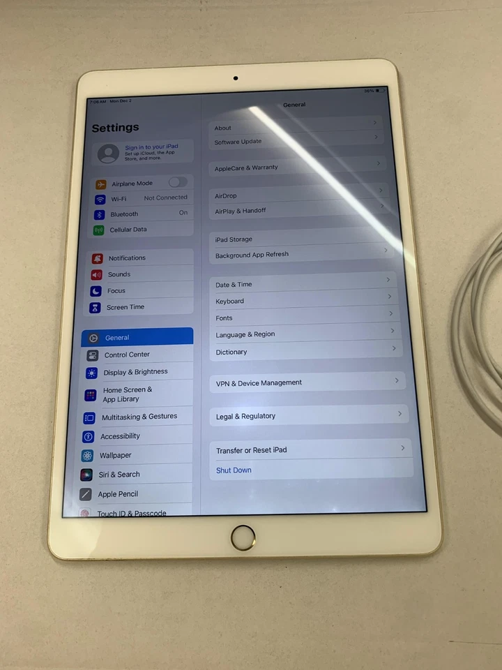 Apple iPad Pro 256GB, Wi-Fi, 10.5 in - Gold Latest iOS 17 -B - Image 2 of 3