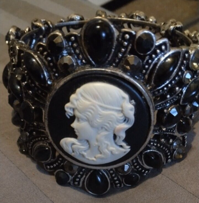 Vintage victorian cameo cuff style bracelet with black  display picture 3