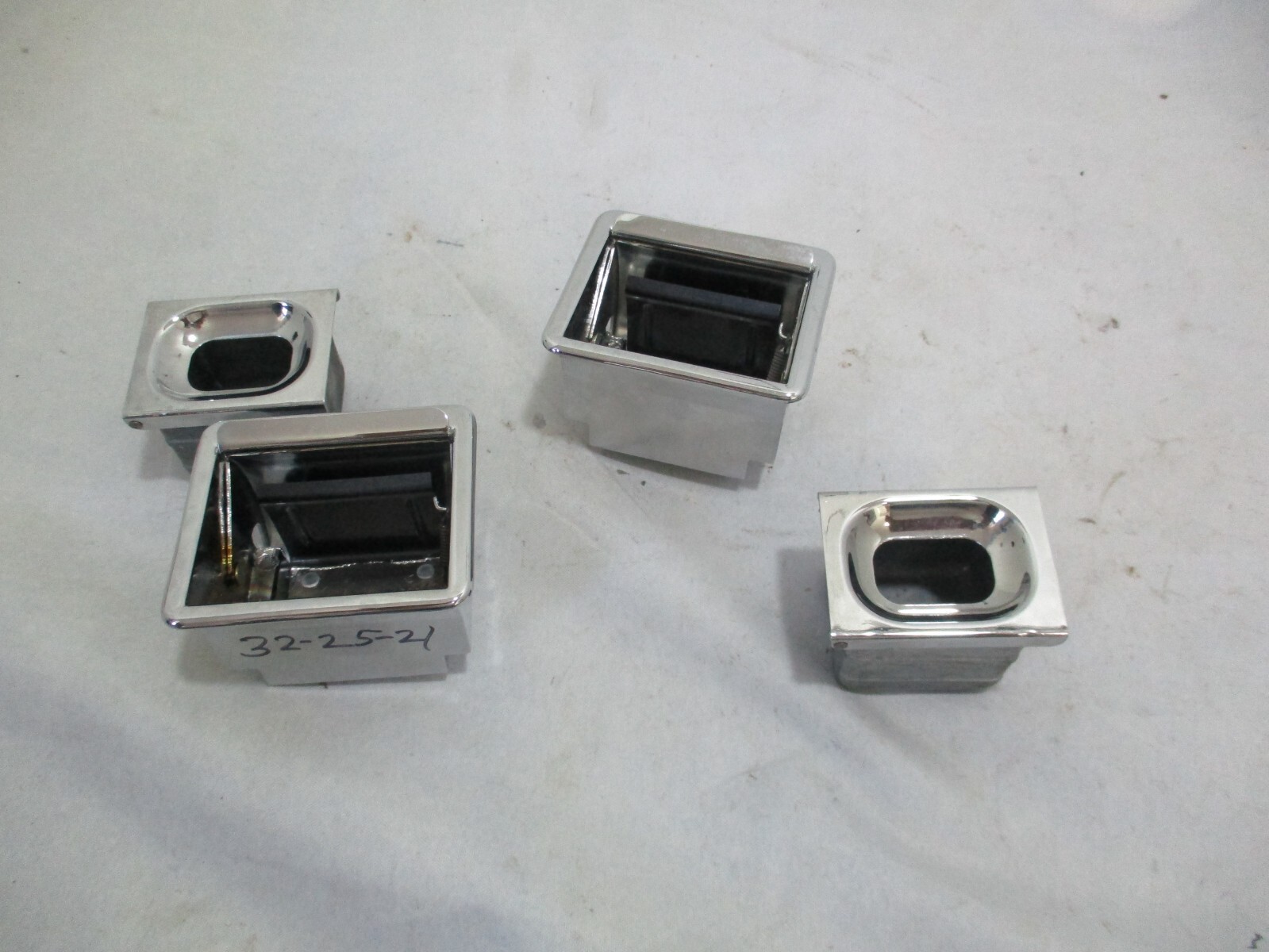 Ashtray set Rolls-Royce cars