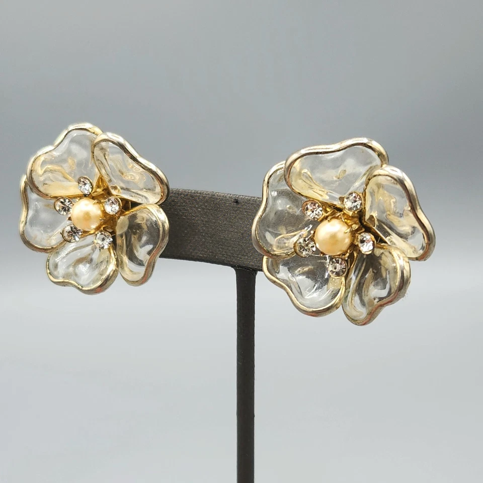 Brincos vintage com clipe de flor esculpida em strass pérola falsa lucite transparente - Imagem 4 de 4