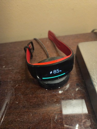 Samsung Gear Fit2 Pro (duże) Czarne aluminiowe etui z czerwonym paskiem sportowym używane-... - Zdjęcie 7 z 7