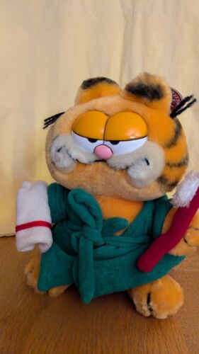 Vintage Garfield The Cat Plush “Washin' Up” Green Robe DAKIN w/Tag Excellent