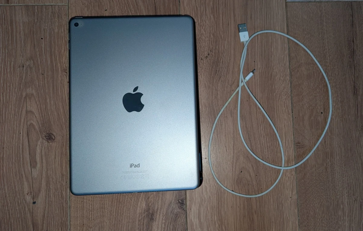 Apple iPad Air (1st Generation) Wi-Fi 32 GB Tablets & eReaders for
