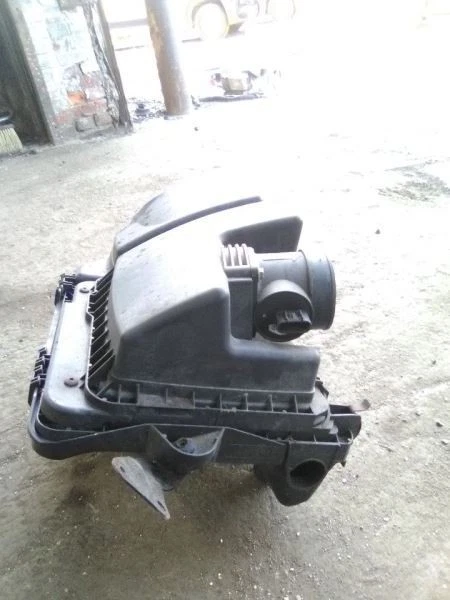 06-11 Cadillac DTS Air Cleaner  - Image 2 of 4