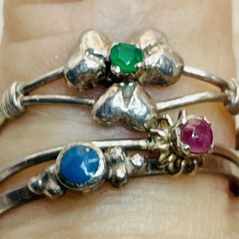 3 Pequeños Anillos Apilables Plata Serling 925 Tallas 6 y 6.5 Piedras Rojas, Azules, Verdes Foto 3 de 4