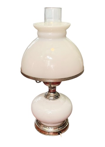 Vintage Milk Glass Hurricane Table Lamp Floral Brass Base Works 16.75” - Afbeelding 4 van 8